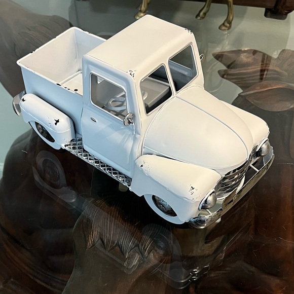 Farmhouse White Truck Decor, Vintage Metal Farm Truck Decor - Picture 10 of 11
